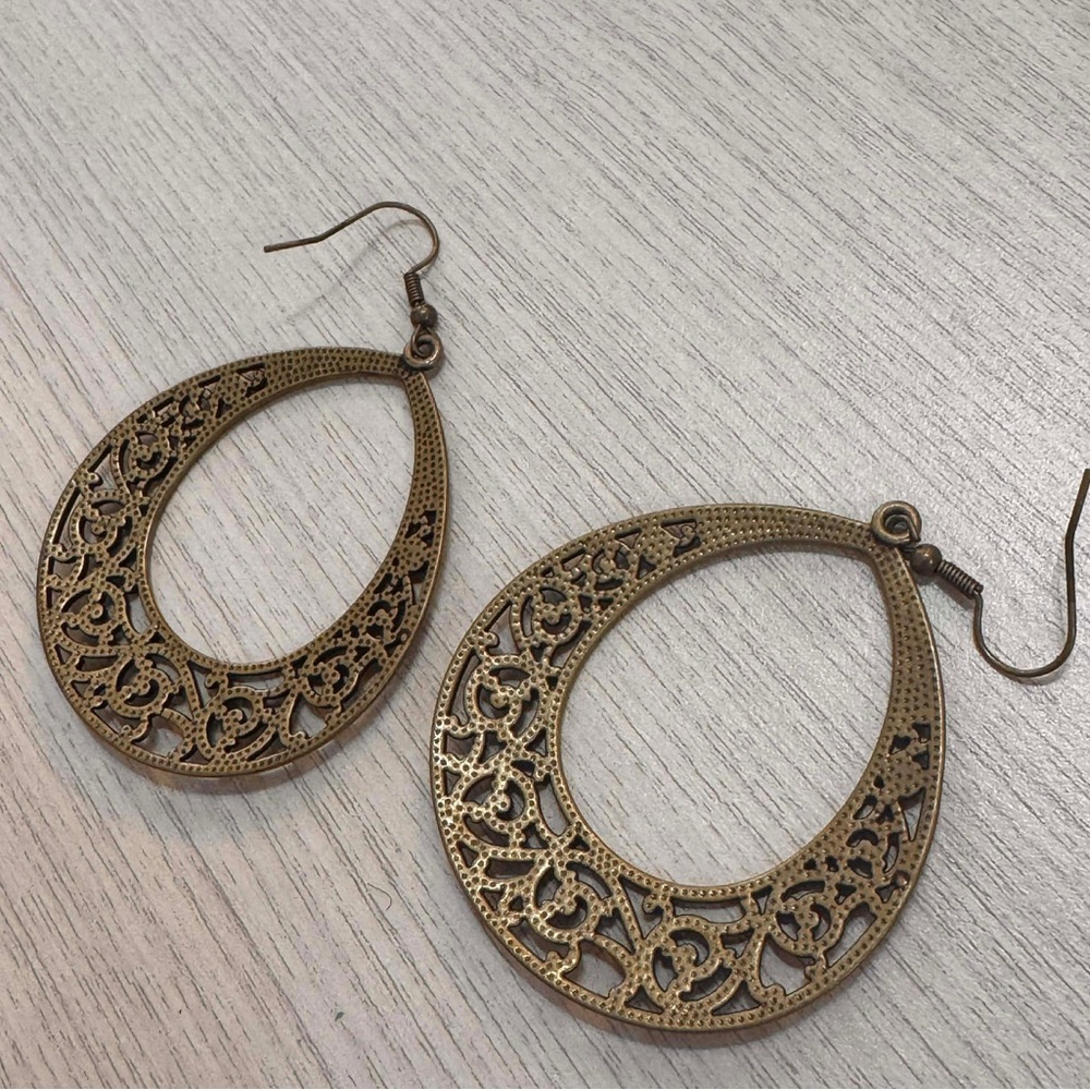 Elegant Swirl Earrings - Picture 2 of 3
